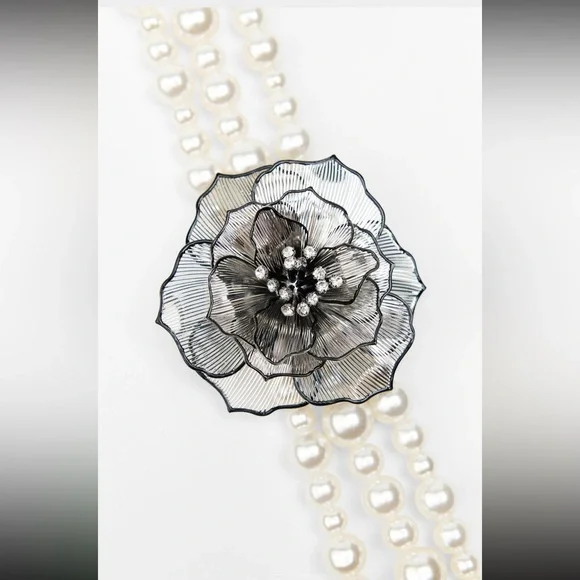 Shimmery floral pearl necklace - Picture 4 of 6